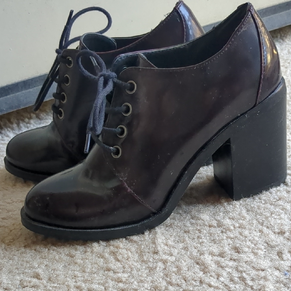 Black Heeled Boots with Chunky Heel and Lace-Up Design